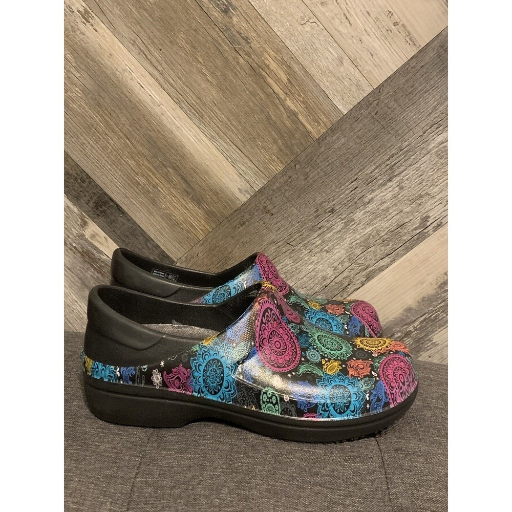 CROCS Dual Comfort Lock Womens Size 9 Paisley Mandala Clogs Slip Resistant